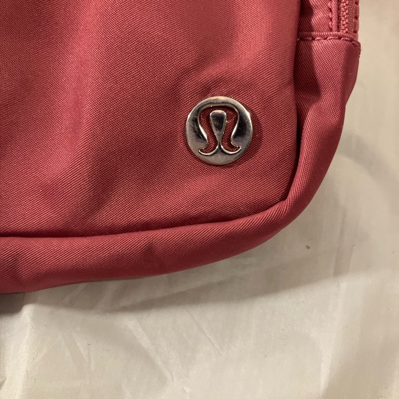 Lululemon Everywhere Belt Bag 1L Wordmark EUC - Picture 3 of 5